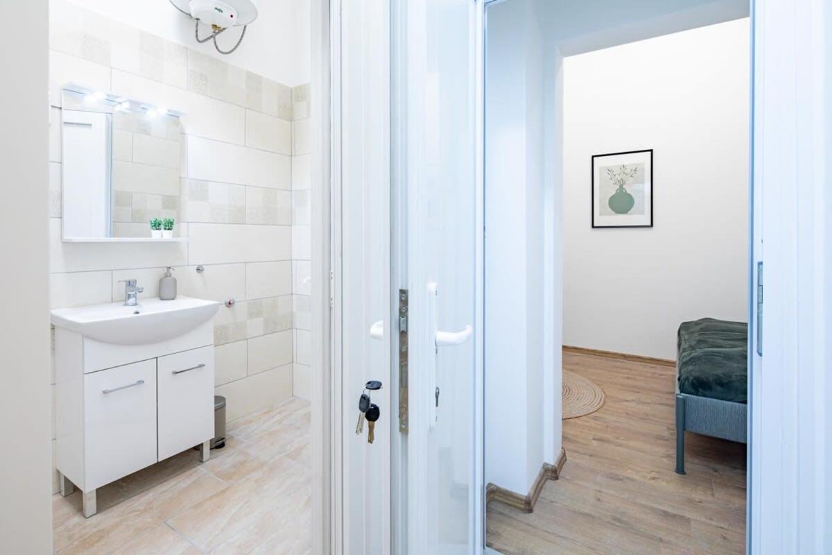 Central - New - Comfy Ac Studio Budapest Bagian luar foto