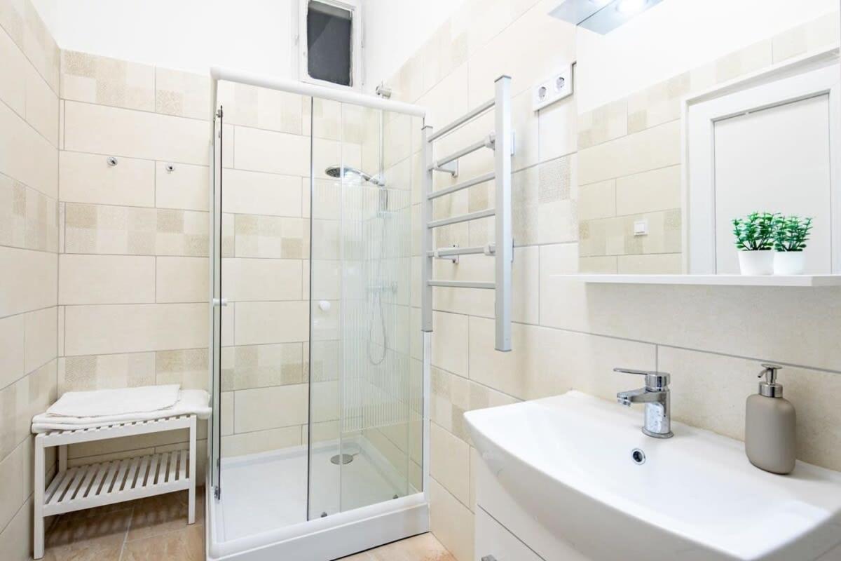 Central - New - Comfy Ac Studio Budapest Bagian luar foto